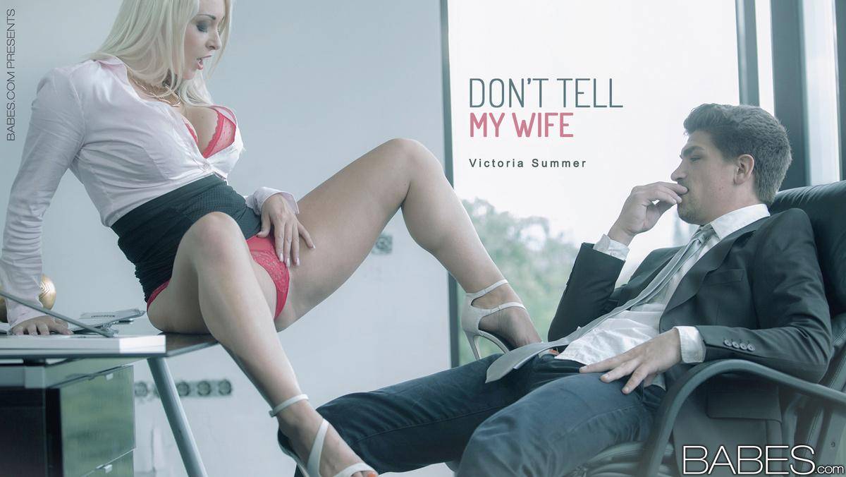 Блондинка секретарь Виктория Саммерс соблазняет в офисе секс в длинной  черной юбке на siski-foto.ru
